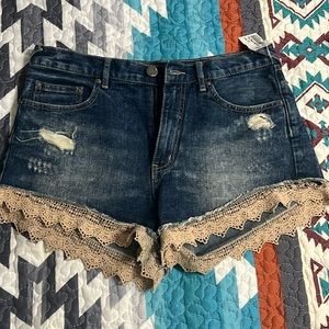 Free people jean shorts size W:28... size 7/8 Still has tag on it!!